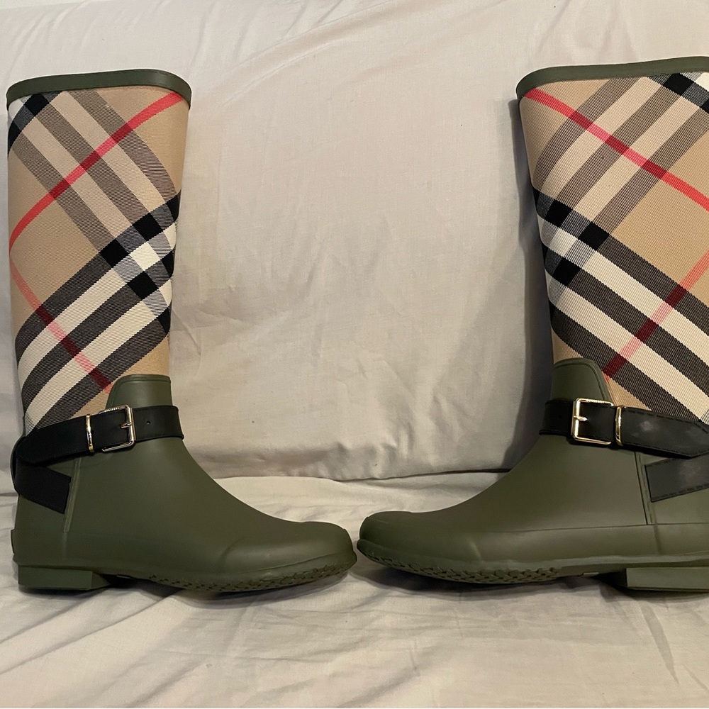 Brand New, Never Worn, Women Burberry Rain Boot w/ Buckle